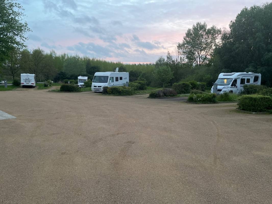 Stellplatz Coucy-le-Château-Auffrique — Bobilplass in Coucy-le-Château-Auffrique