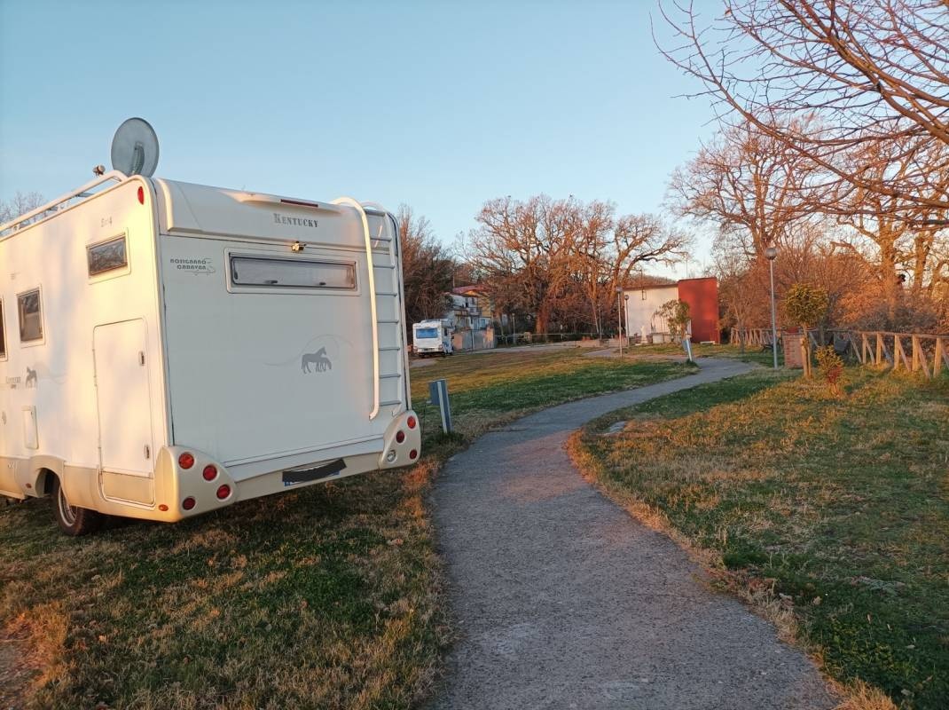 Area Sosta Camper Fardella — Sp. parking dla kamperów in Fardella
