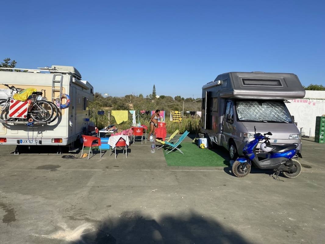 Parque Rural de Autocaravanas Villa Casa Blanca — Camperplads in Alcantarilha