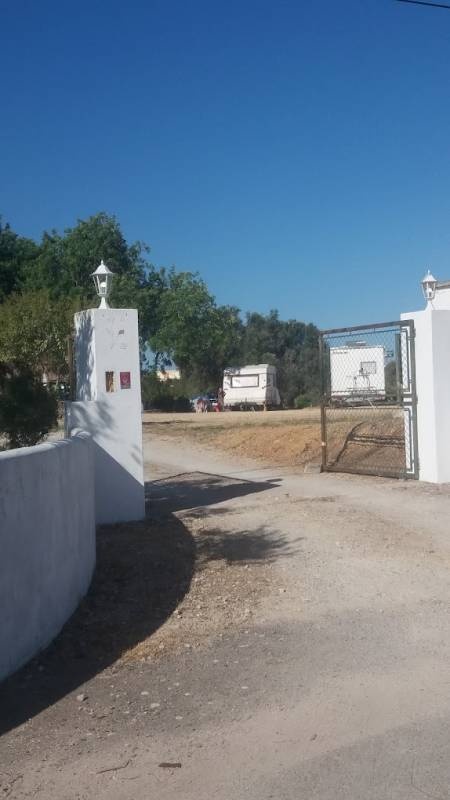 Parque Rural de Autocaravanas Villa Casa Blanca — Campervan Site in Alcantarilha