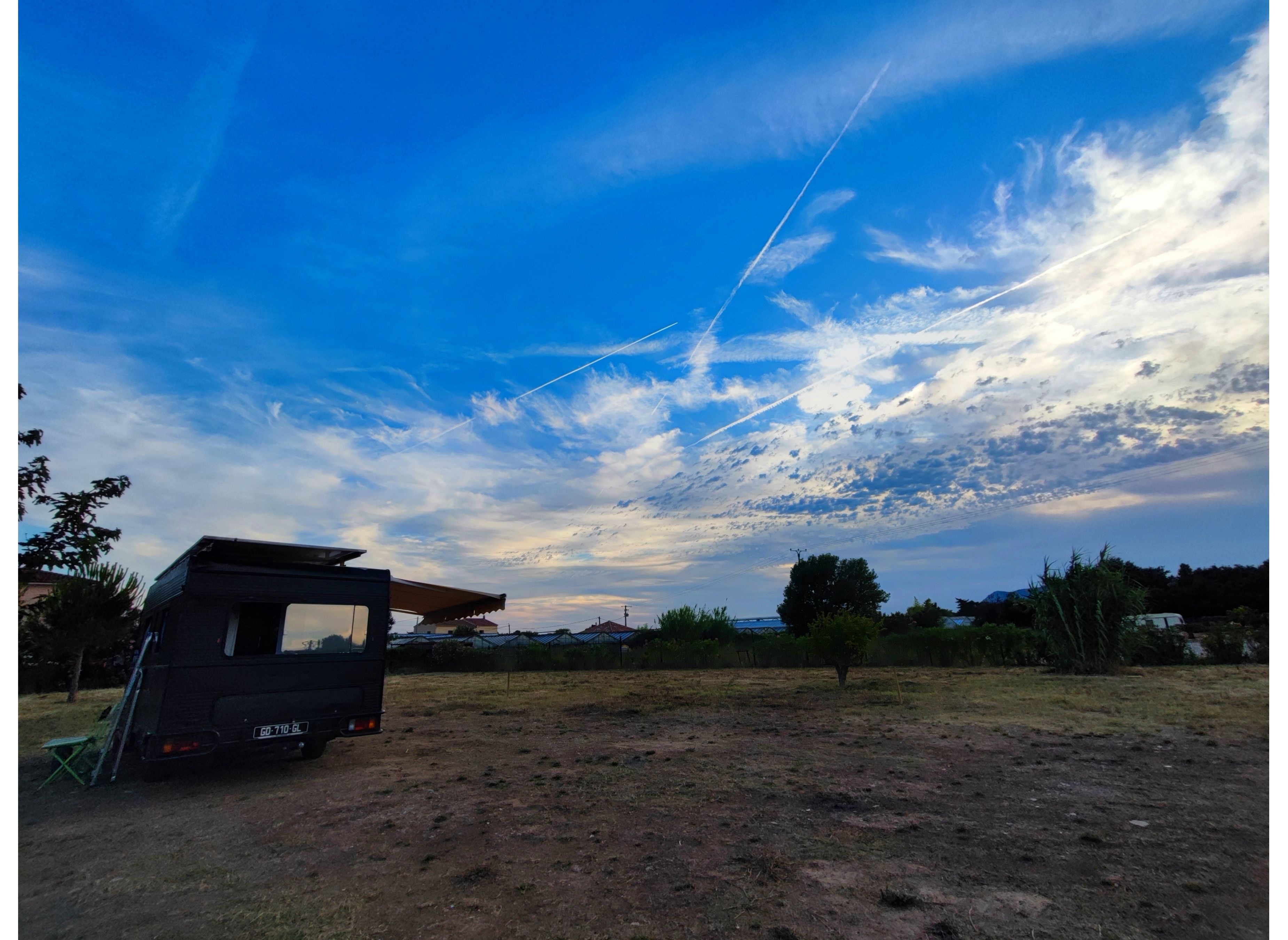 Aire privée de stationnement camping et service remplissage d'eau — Cámping in La Crau
