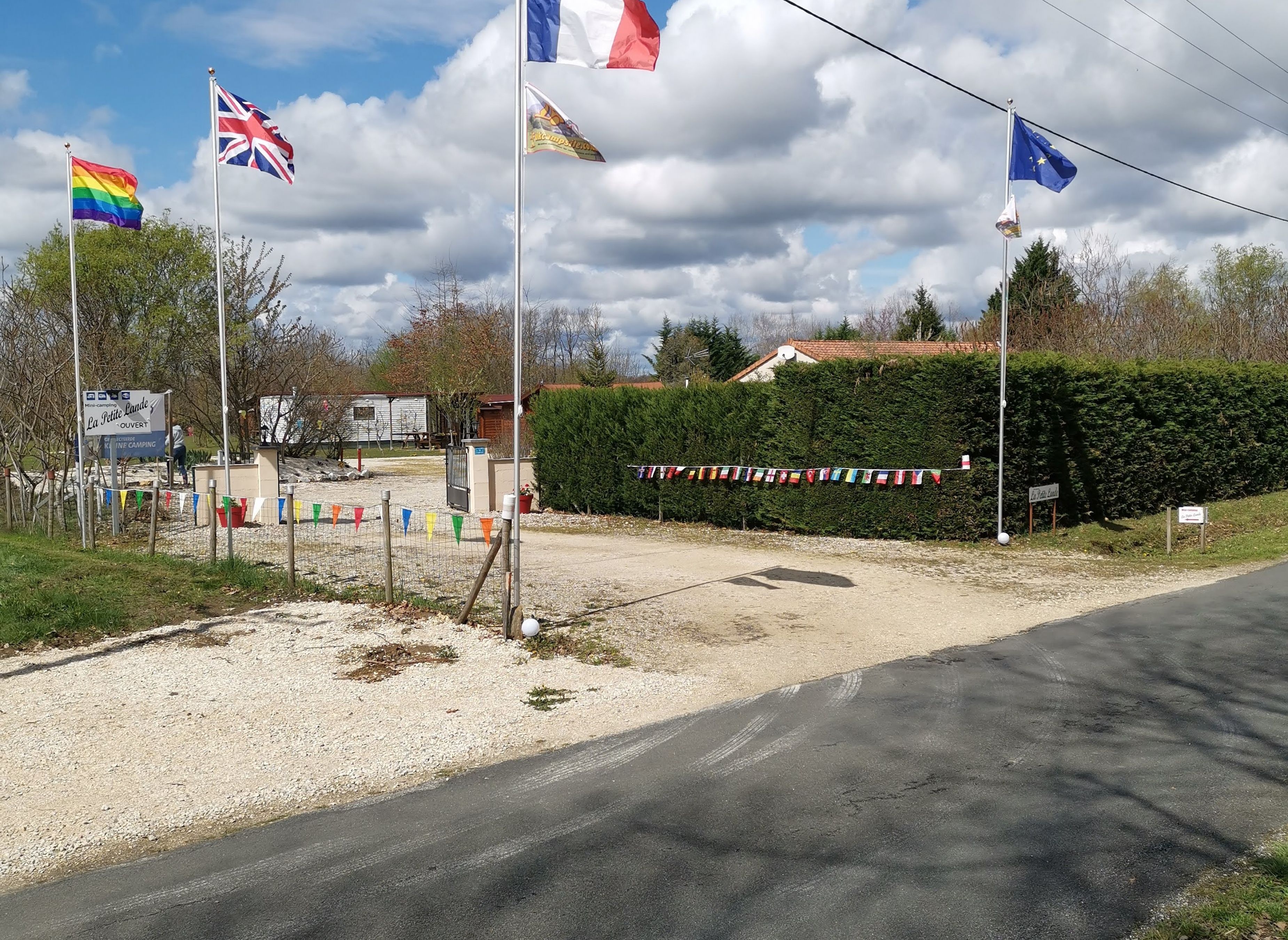 Camping La Petite Lande — Kamp yeri in Saint-Jory-de-Chalais