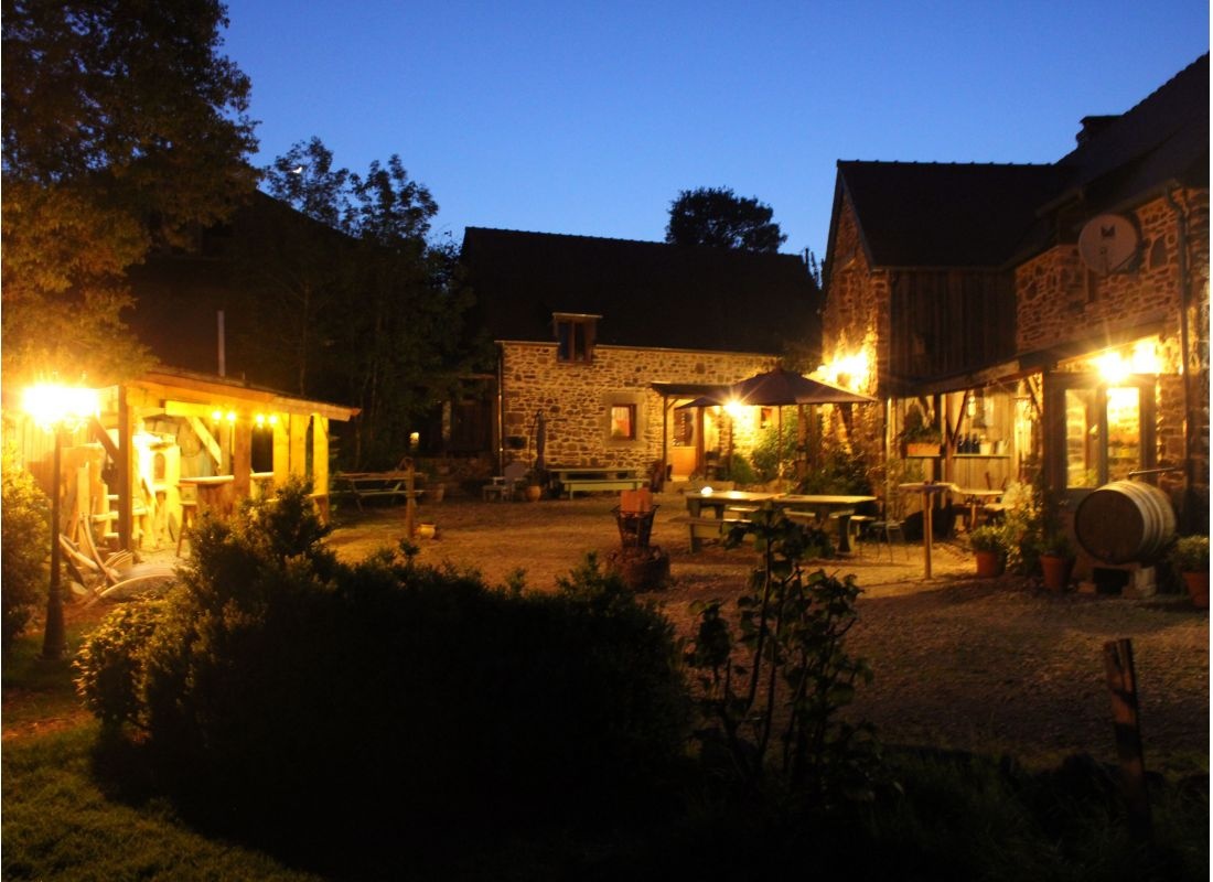 Ferme Mellon — Campingplass in Plouguernével