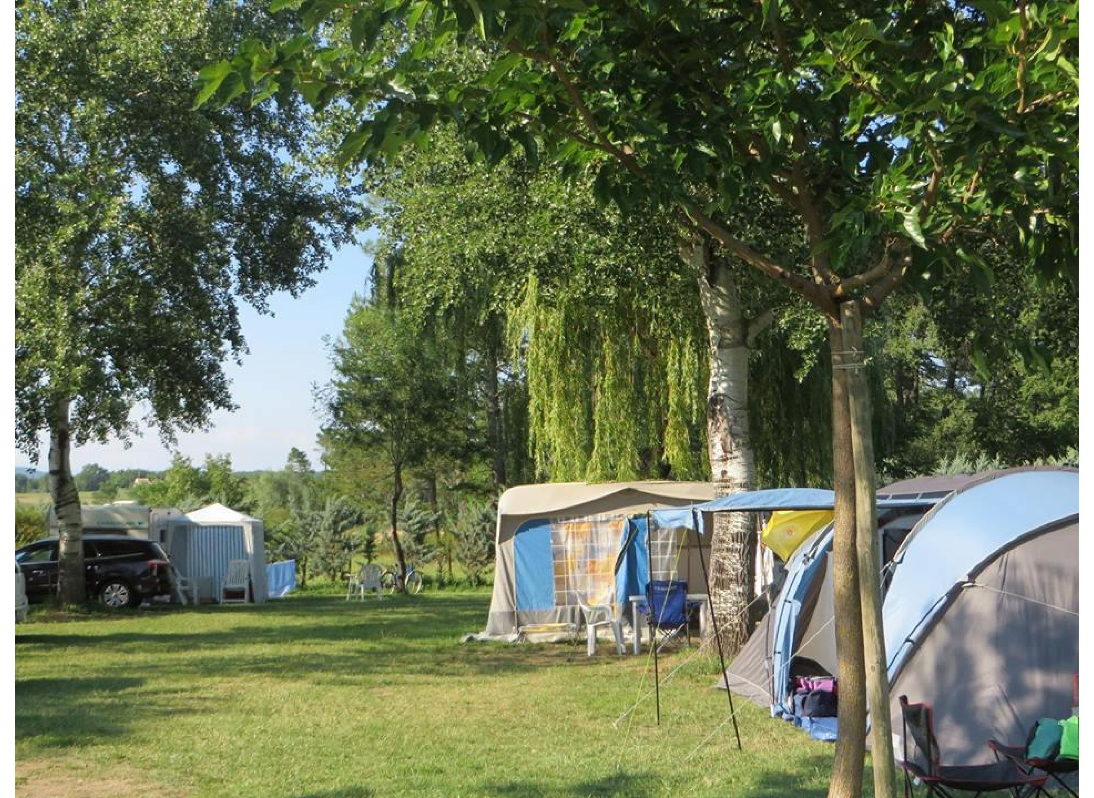 Camping La Rouvière Les Pins — Bobilplass in VAGNAS