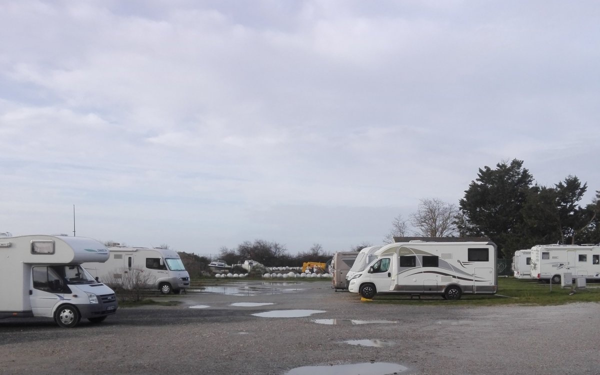 Stellplatz Andernos-les-Bains (Max. 3.50 m Höhe) — Campervan Site in Andernos-les-Bains