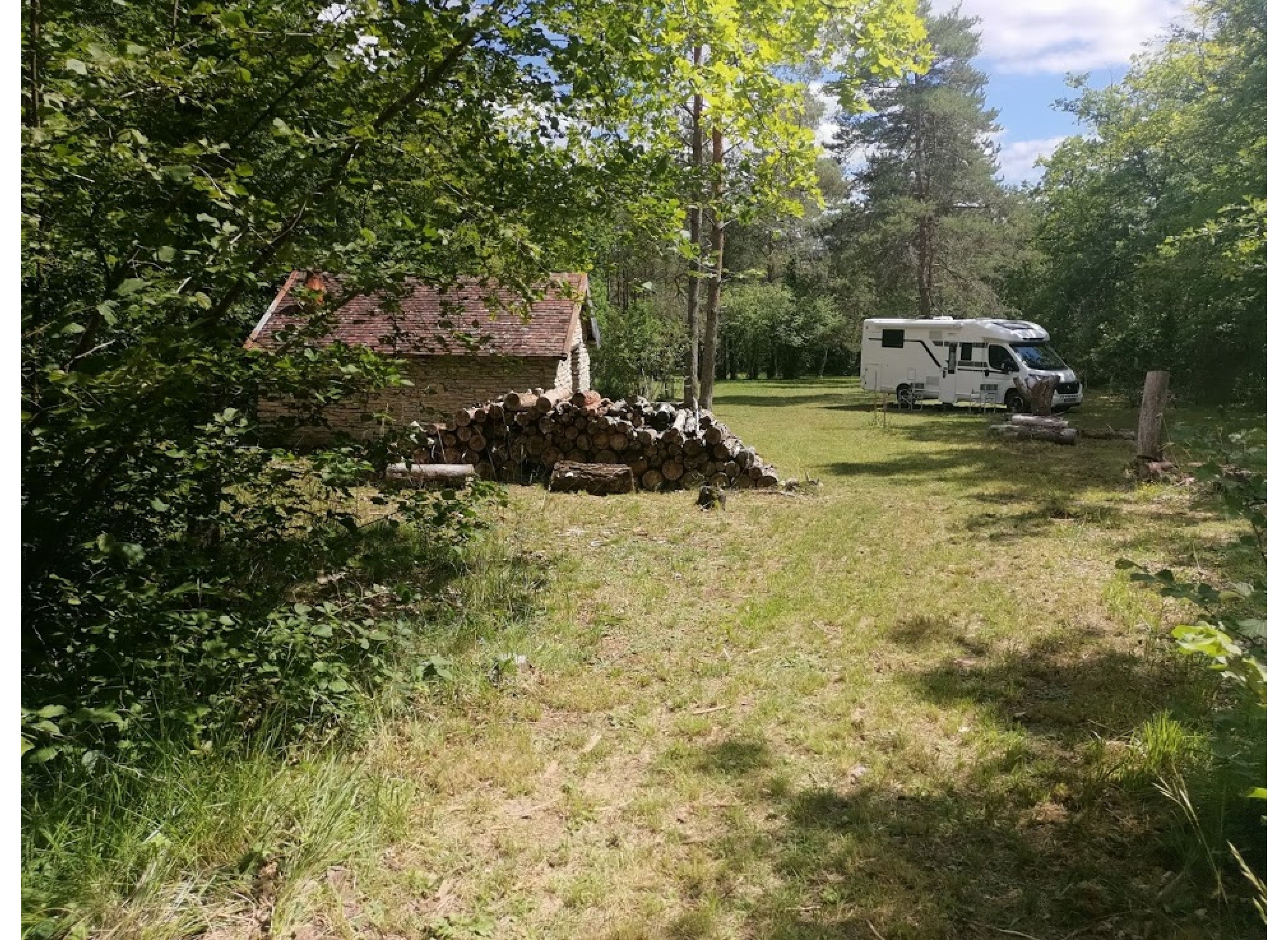 Sur la vigne — Karavan Sitesi in Baon