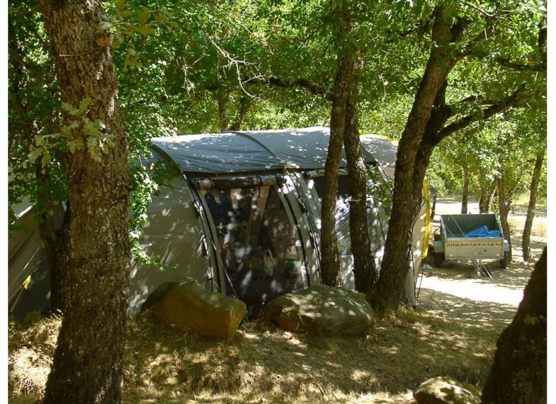 SAS Camping de Valsaintes — Camperplaats in Simiane la rotonde