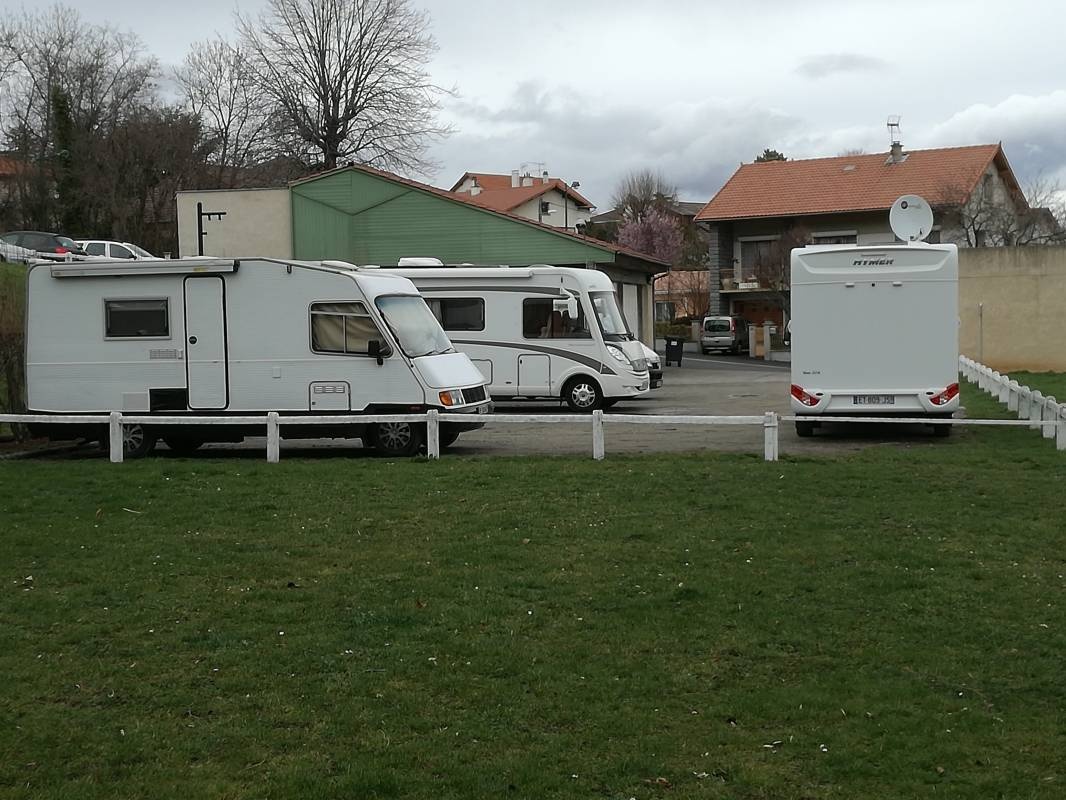 Stellplatz Pérignat-lès-Sarliève — Ställplats in Pérignat-lès-Sarliève