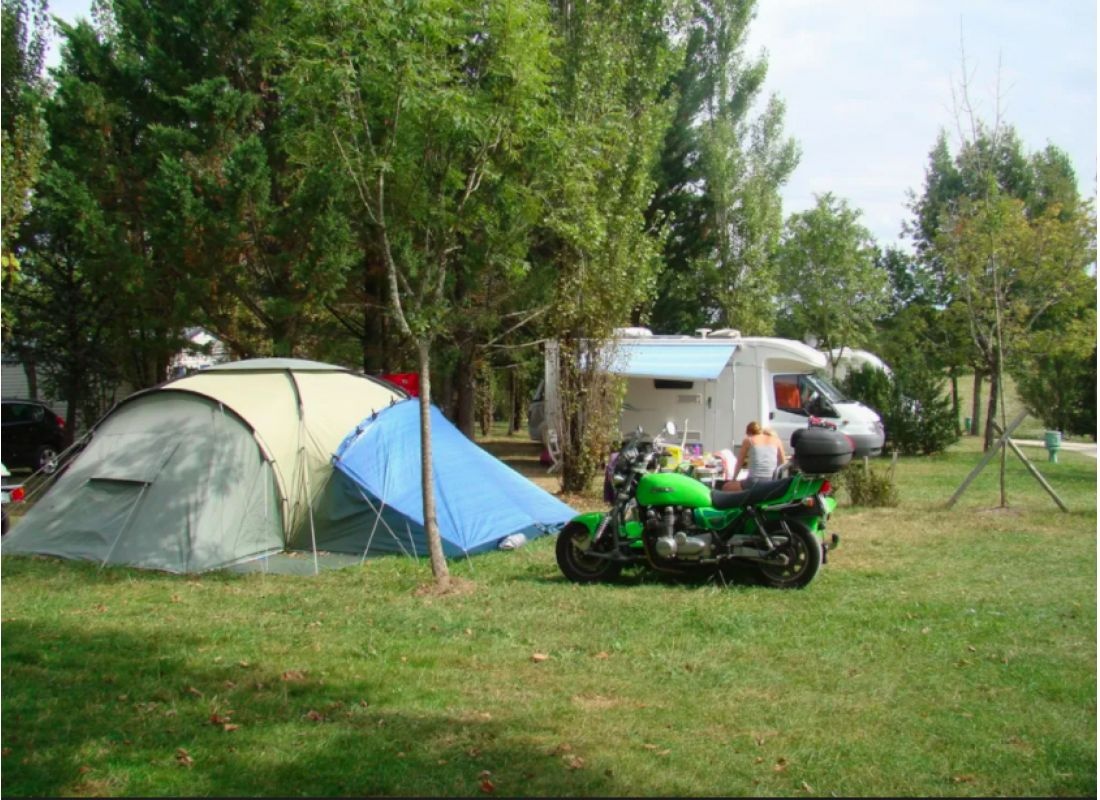 CAMPING LES GRAVES — Campervan Site in Saint-Pierre-Lafeuille