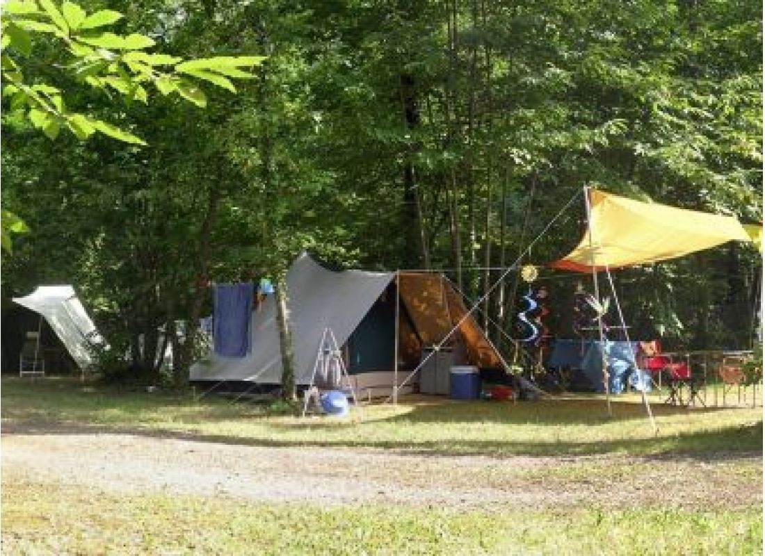 Camping La Clairière — Ställplats in Lamothe-Fenelon
