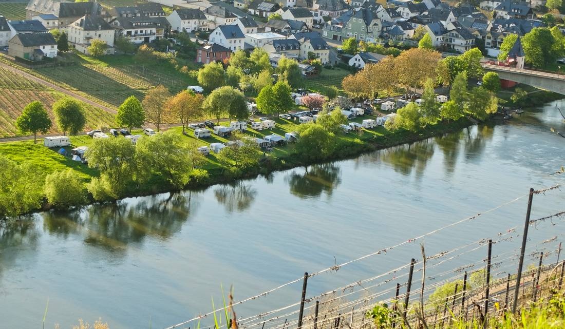 Campingplatz im Grünen Trittenheim — Sítio de acampamento in Trittenheim