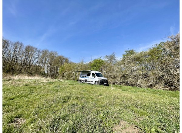 Ruhiger Stellplatz mitten in der Natur auf einer Wiese #2 — Foto 3