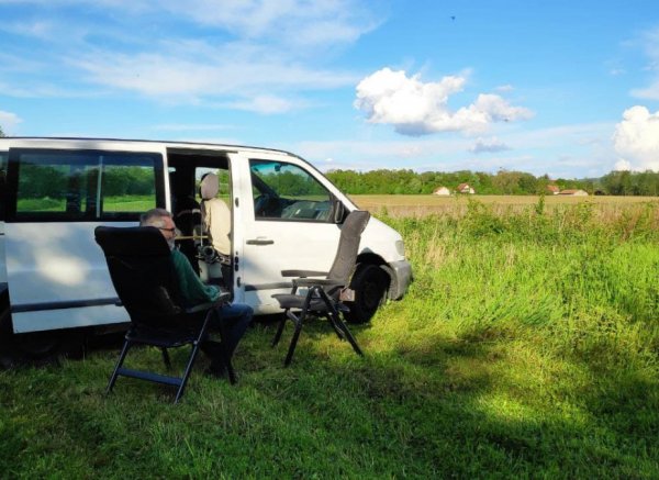 Ruhiger Stellplatz mitten in der Natur auf einer Wiese #2 — Photo 2