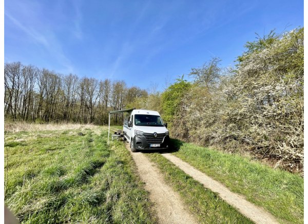 Ruhiger Stellplatz mitten in der Natur auf einer Wiese #2