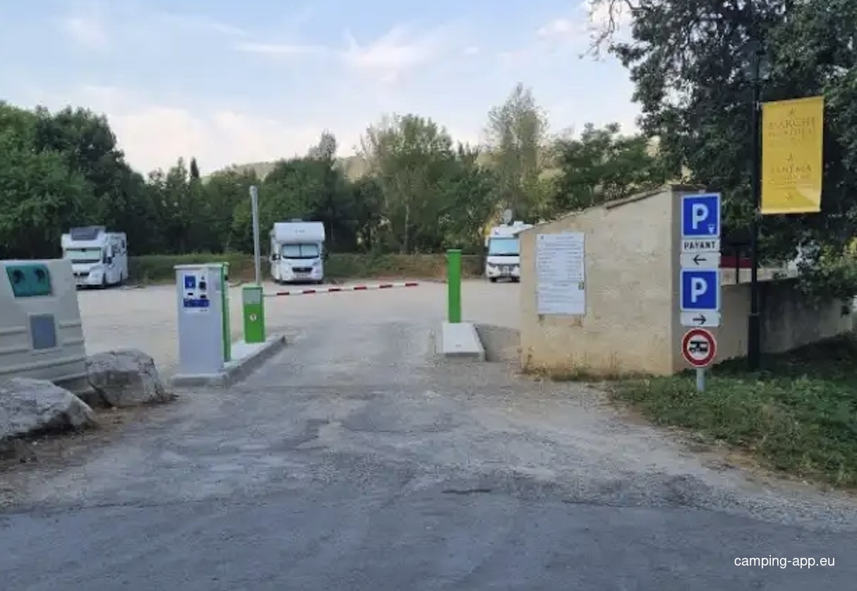 Stellplatz Moustiers-Sainte-Marie — Aire camping car in Moustiers-Sainte-Marie