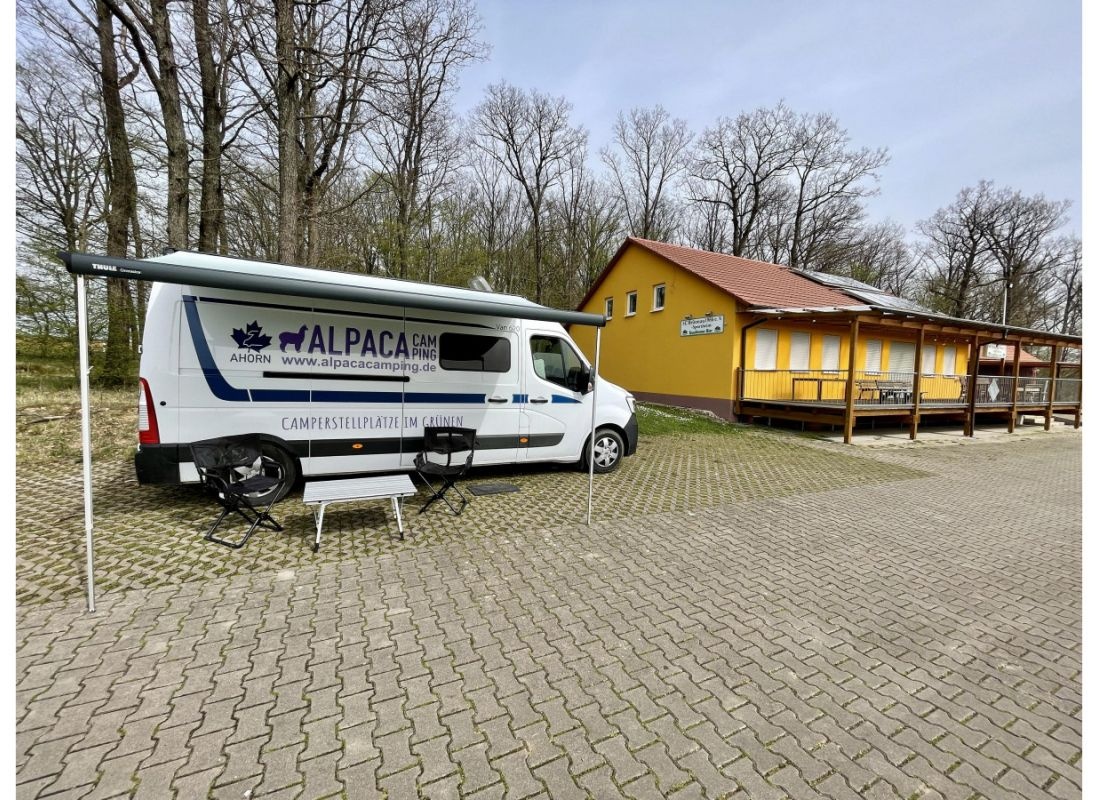 Stellplatz direkt am Wald mit Weitblick in Brünnau — Karavan Sitesi in Prichsenstadt Stadtteil Brünnau
