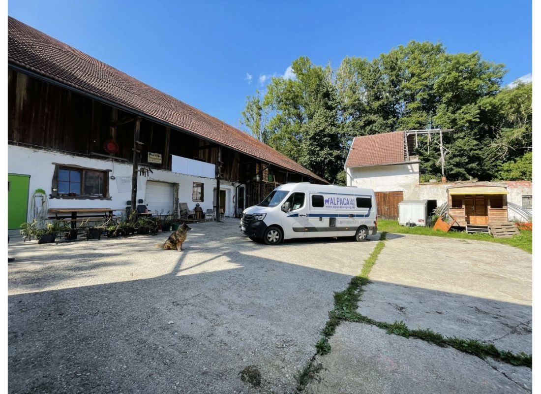Camper auf der Wiese am Biohof #4 — Aire camping car in Kößlarn