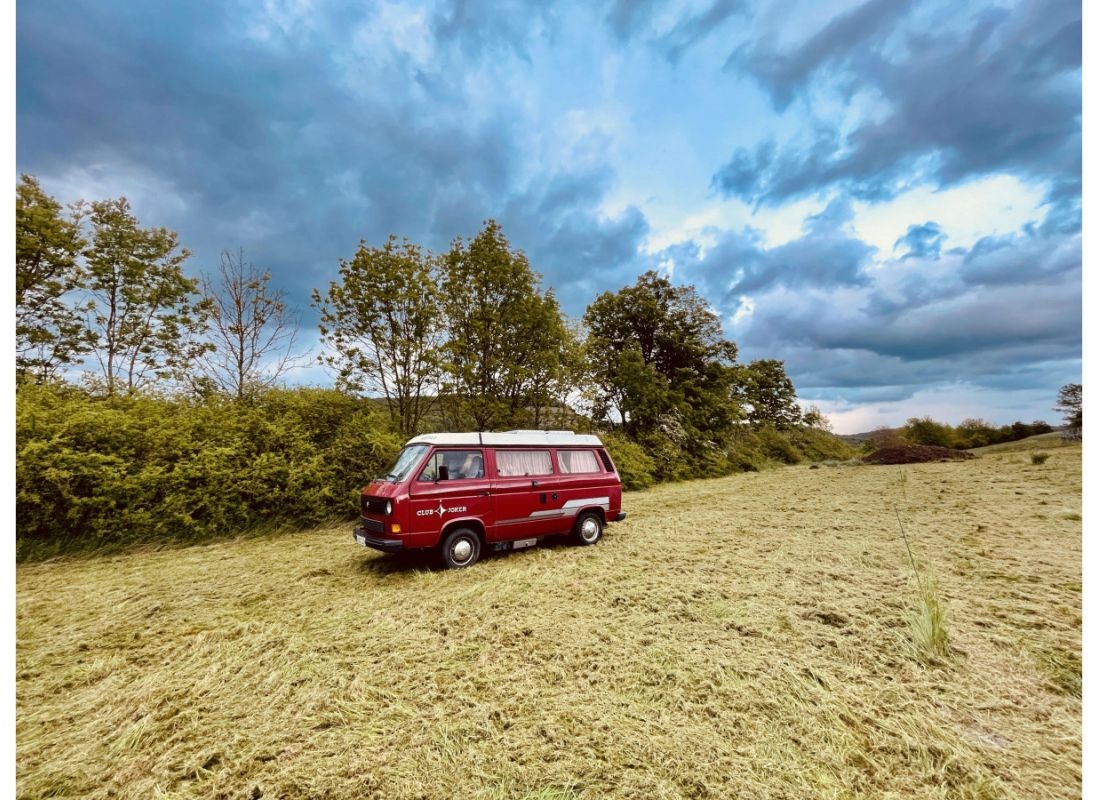 Auf einer Wiese am Fuße des Herrenberg's — Karavan Sitesi in Oberschwarzach