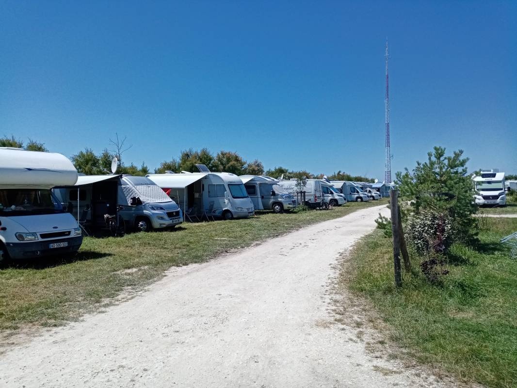 Stellplatz Saint-Denis-d'Oléron — Місце для кемперів in Saint-Denis-d'Oléron