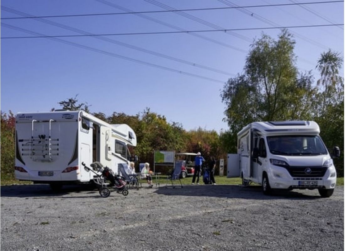 Am Clubhaus unter Bäumen #2 — Campervan Site in Bondorf