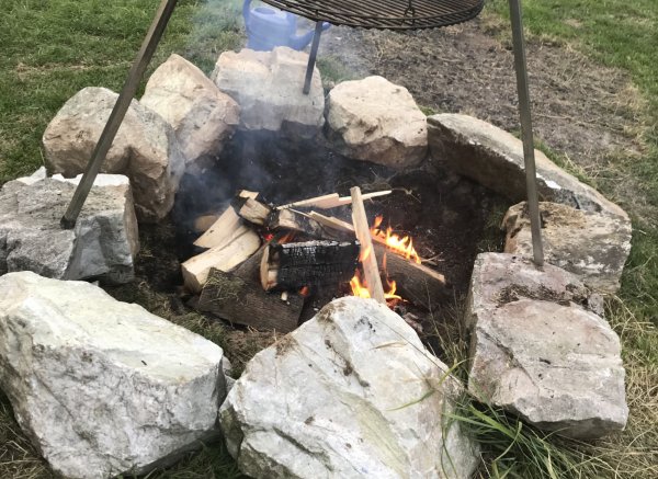 Auf der Wiese nahe der Wetter, umgeben von Kleingärten — Photo 2