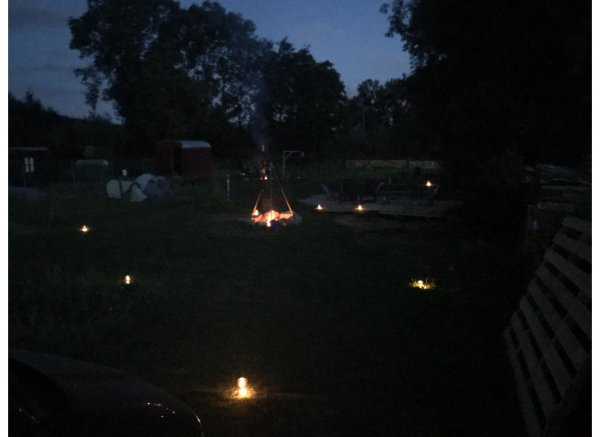 Auf der Wiese nahe der Wetter, umgeben von Kleingärten