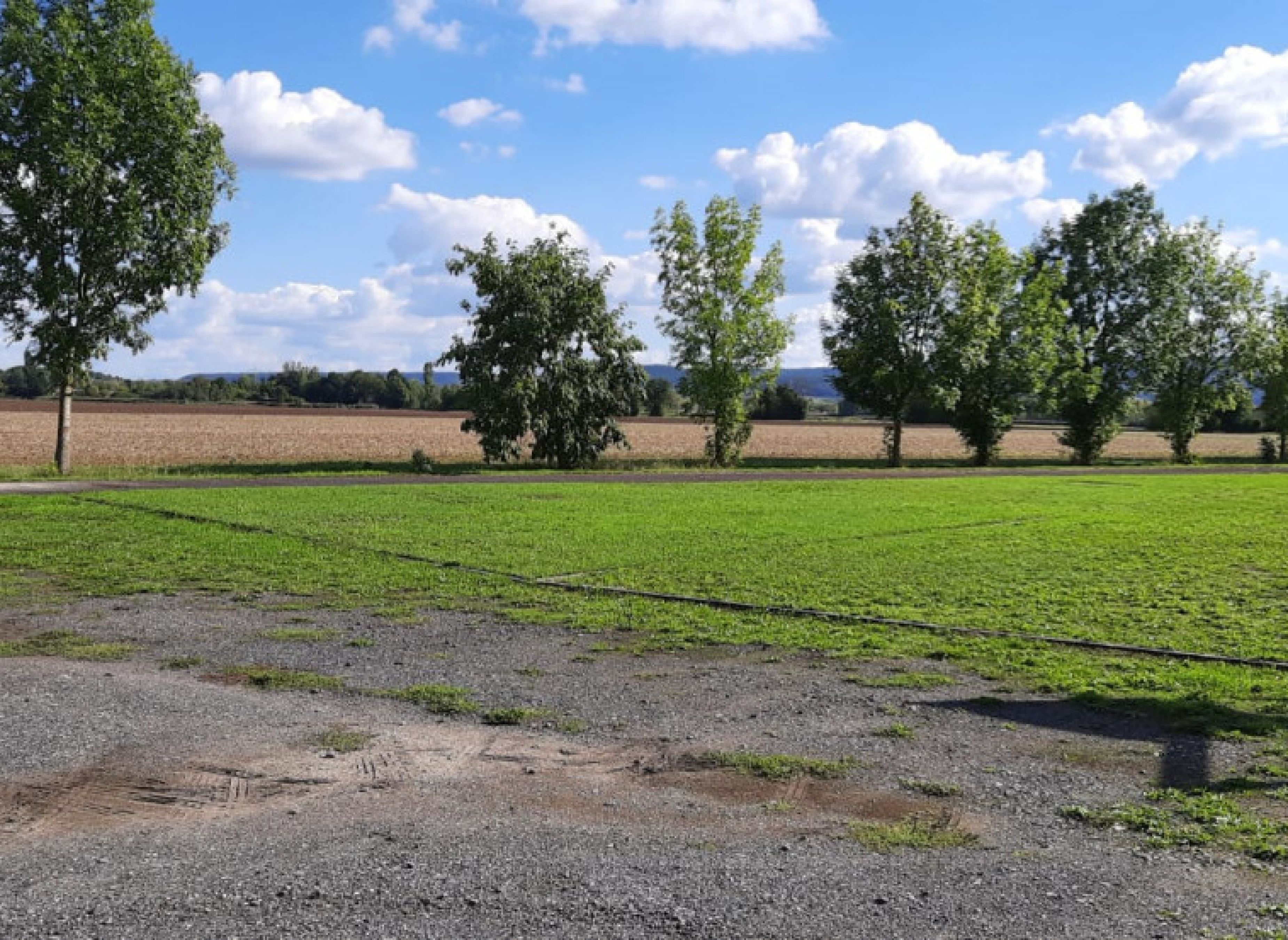 Wiesen, Felder und Weitblick — Karavan Sitesi in Haßfurt