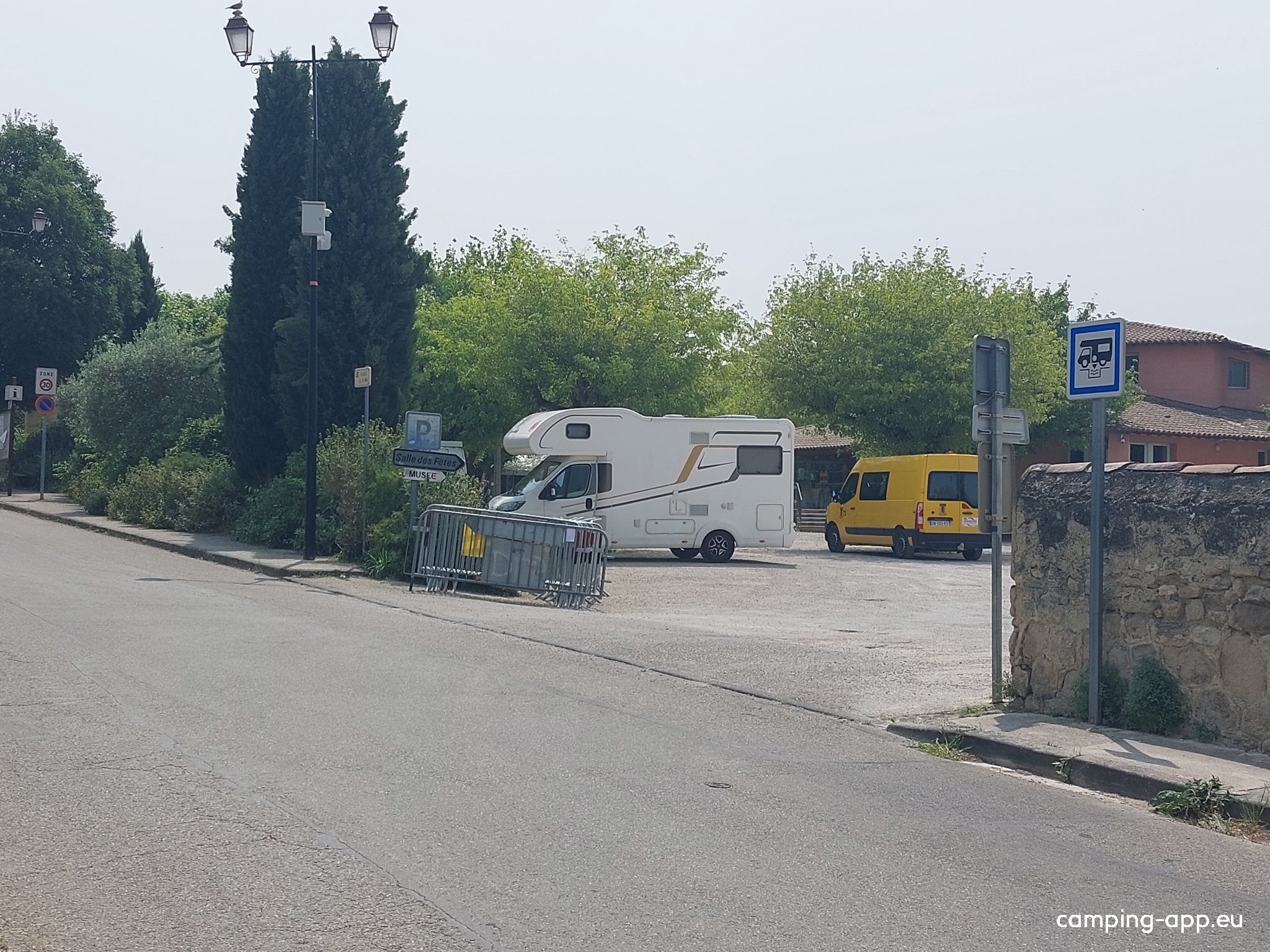 WoMo Stellplatz Malemort-du-Comtat — Місце для кемперів in Malemort-du-Comtat