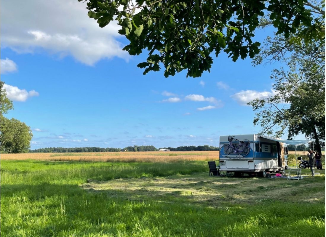 Stellplatz am Hof - Sonnige Küstenwiese mit weitem Blick über´s Feld — Campervan Site in Nordleda