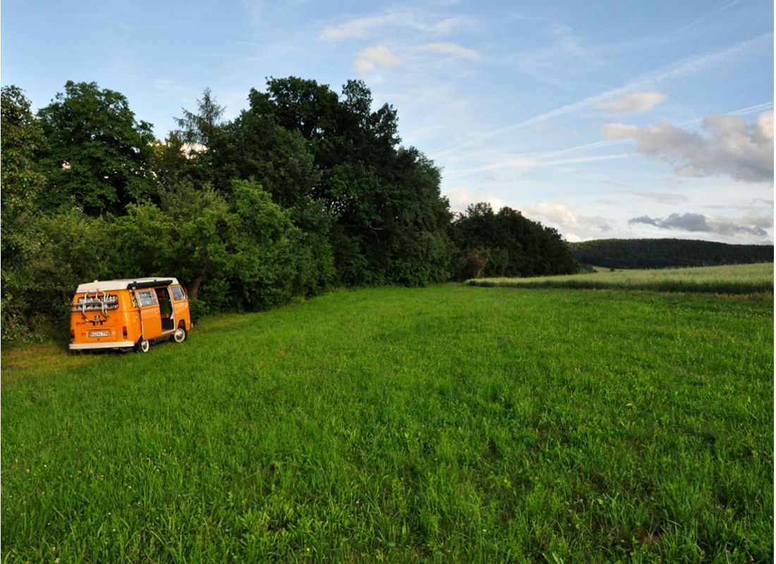 Stellplatz auf der Obstwiese mit Blick auf die Umgebung — Karavan Sitesi in Oberthulba