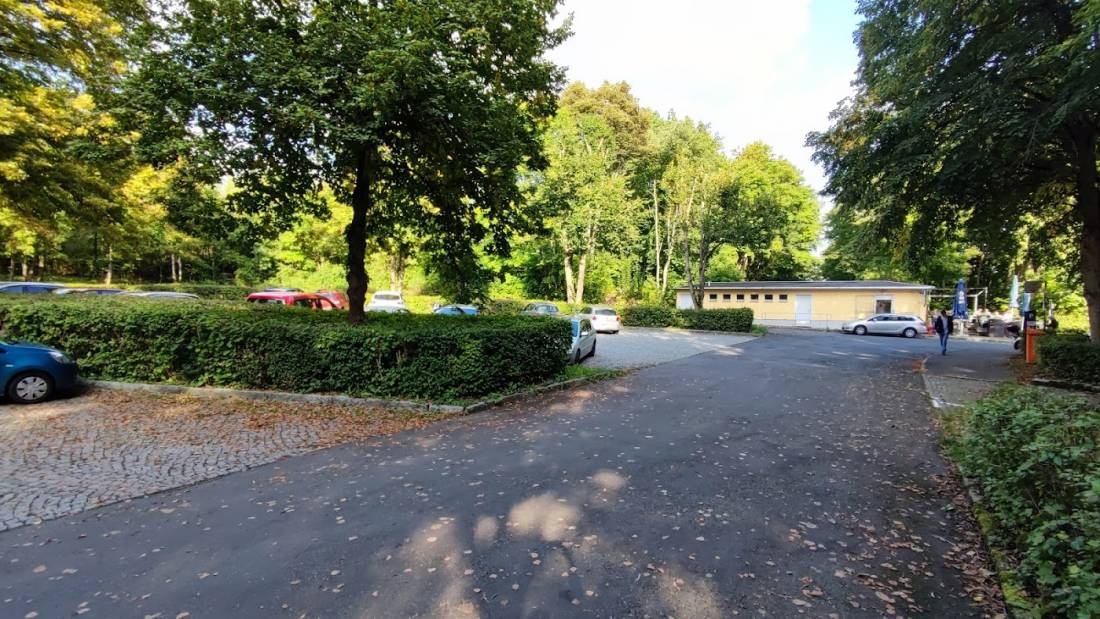 Parkplatz an der Talsperre — Veřejné parkoviště in Pöhl