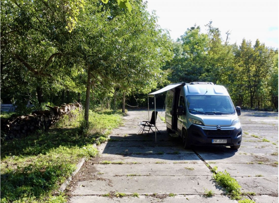 An der Koppel zwischen Bäumen — Місце для кемперів in Quedlinburg