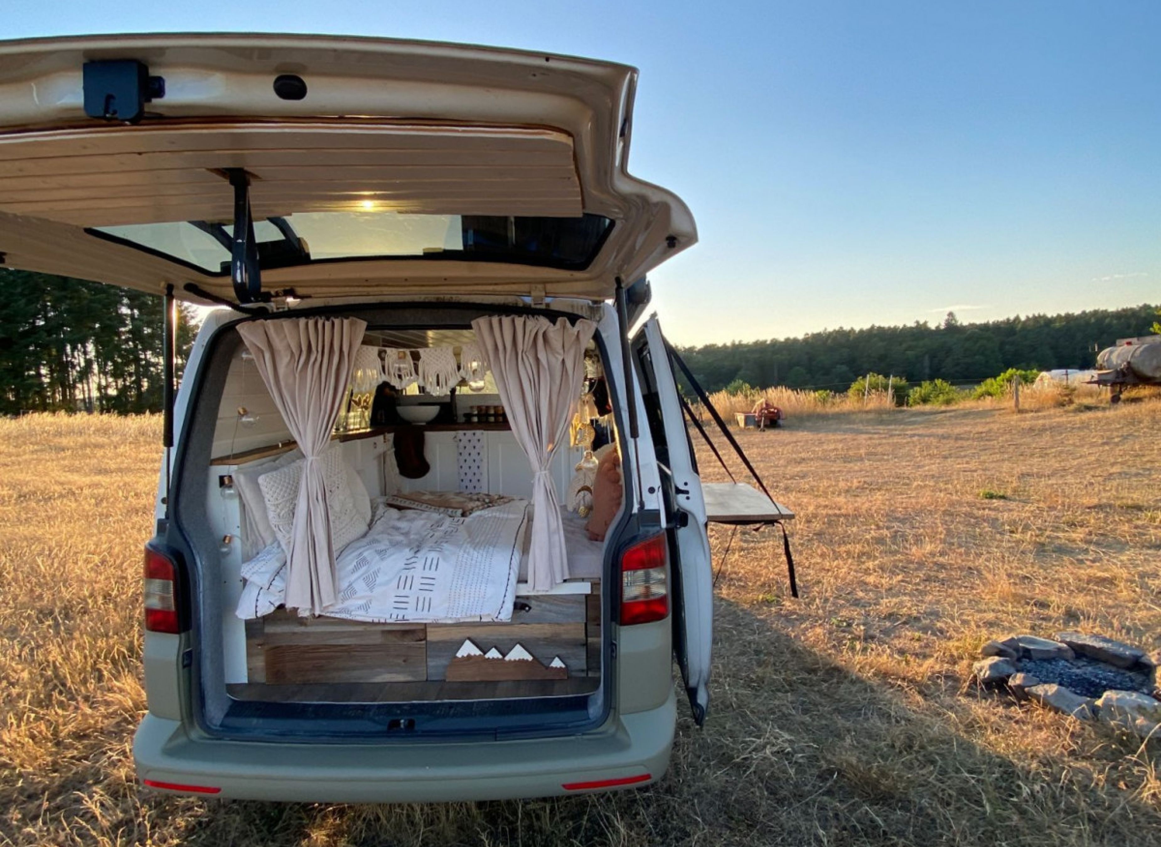 Geteilter Stellplatz auf saftiger Wiese in der Osteifel — Karavan Sitesi in Nachtsheim