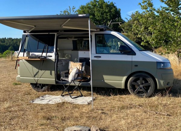 Geteilter Stellplatz auf saftiger Wiese in der Osteifel — Photo 2