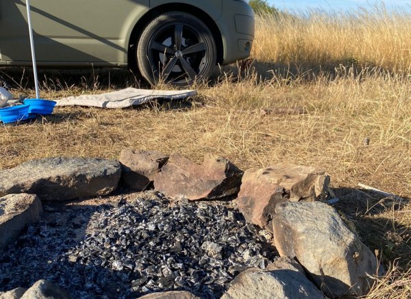 Geteilter Stellplatz auf saftiger Wiese in der Osteifel