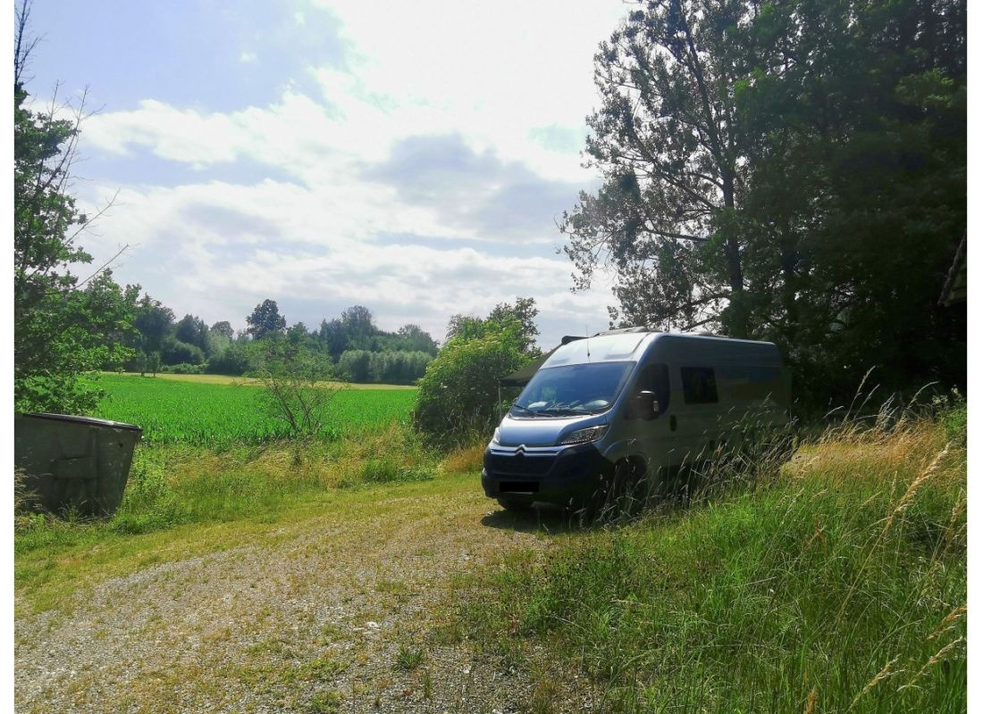 Stellplatz im Grünen an einem kleinen Bach — Sp. parking dla kamperów in Feldkirchen-Westerham