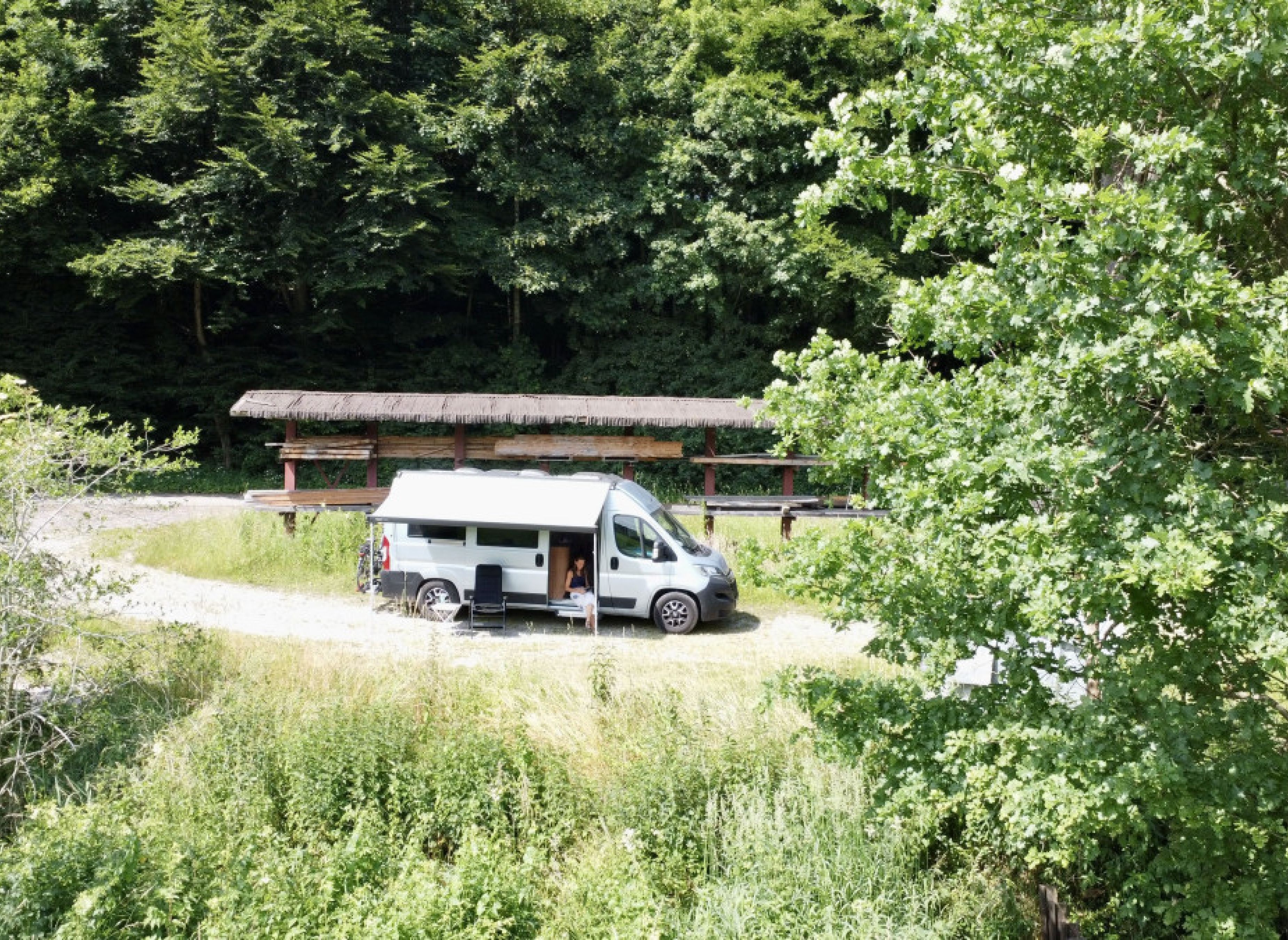 Stellplatz im Grünen an einem kleinen Bach — Місце для кемперів in Feldkirchen-Westerham