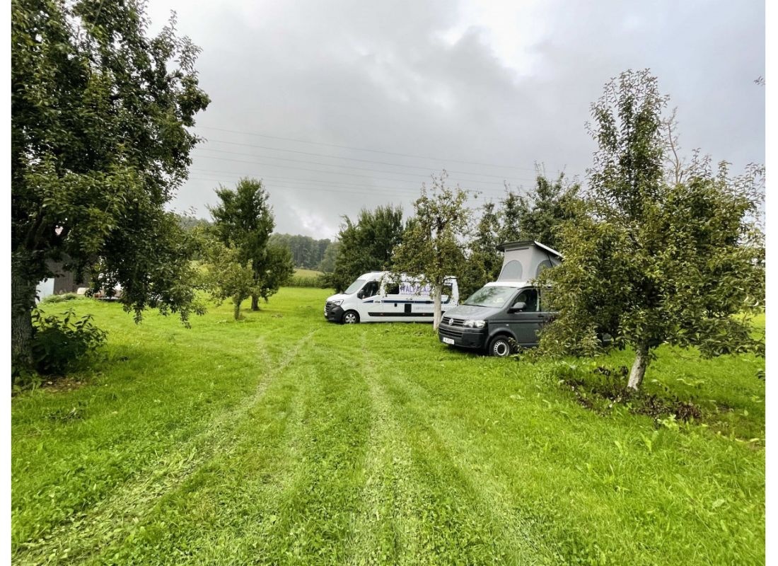 campingplatz hundsboden obstgarten neben probierstube — Karavan Sitesi in Egloffstein