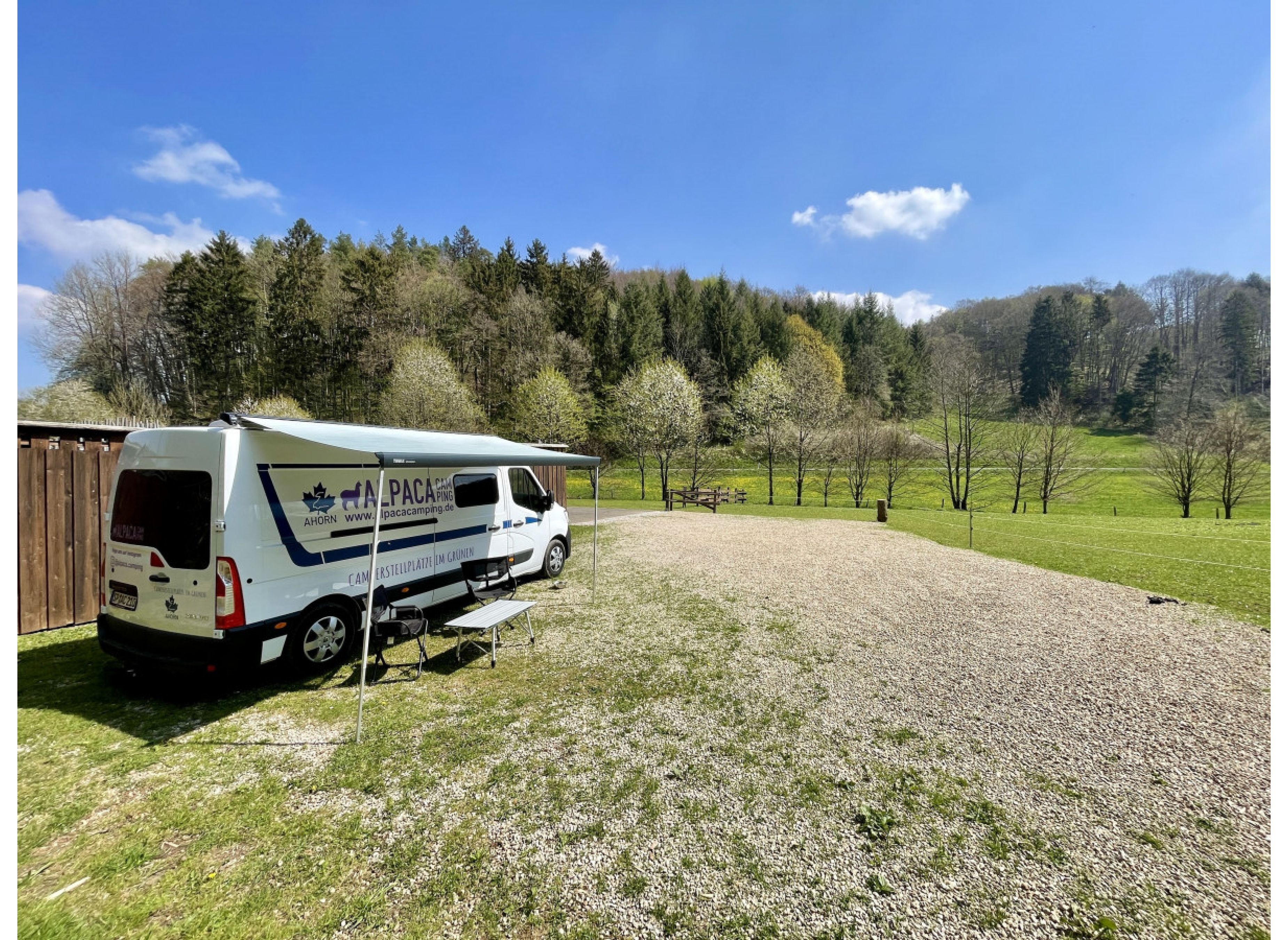 Wohnmobilstellplatz “Am Naturschutzgebiet” unter Bäumen — Camperplaats in Lennestadt