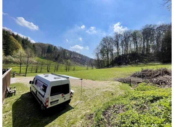 Wohnmobilstellplatz “Am Naturschutzgebiet” unter Bäumen — Photo 2