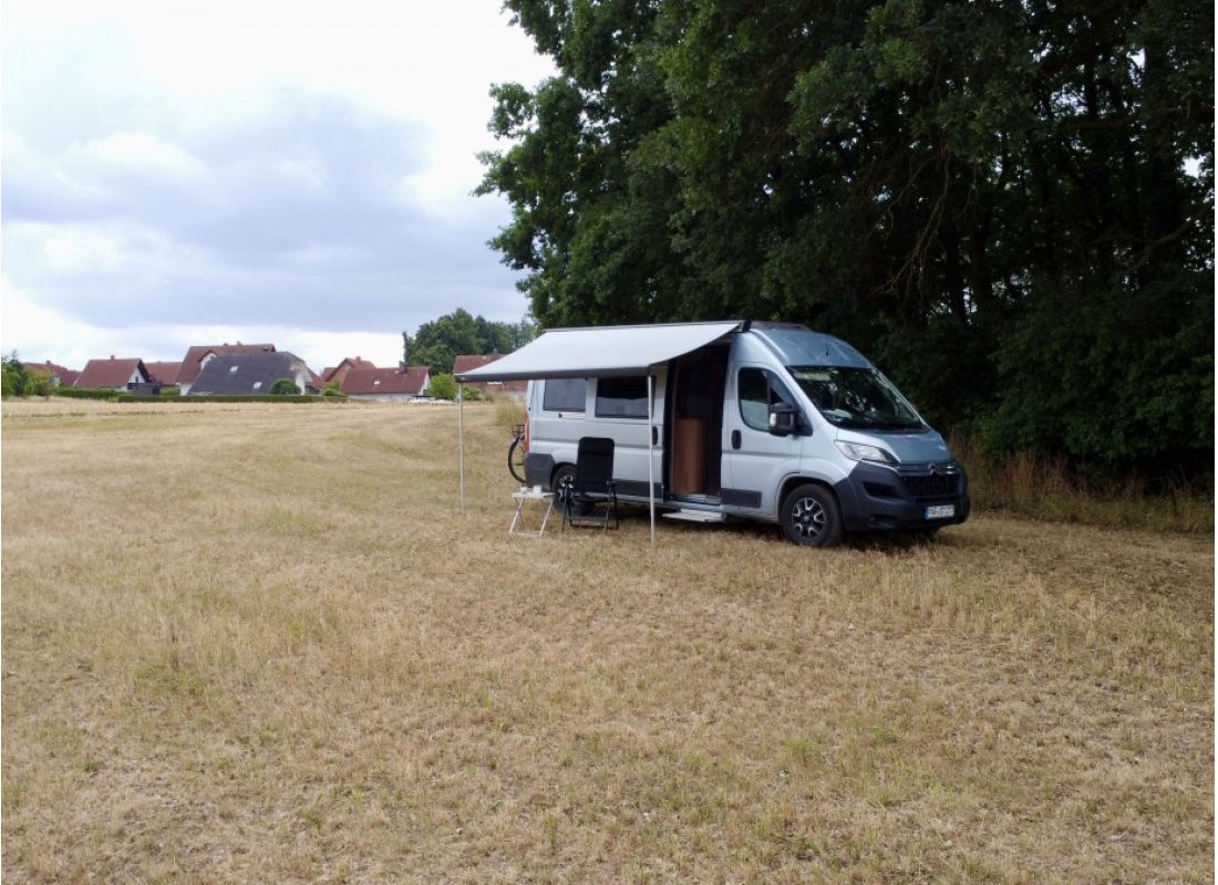 Natürlicher Stellplatz an einem kleinen Wäldchen — 露营车营地 in Alsfeld