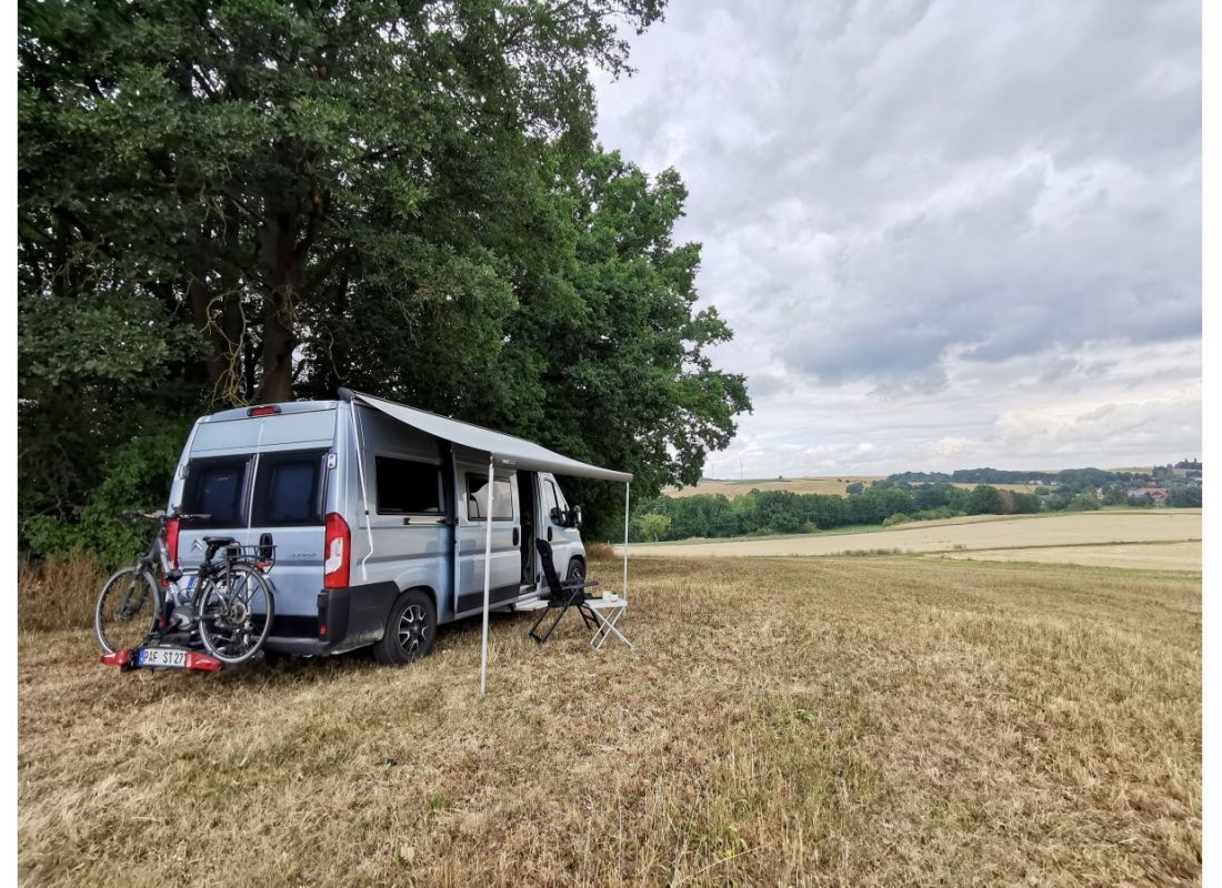 Natürlicher Stellplatz an einem kleinen Wäldchen — Campervan Site in Alsfeld
