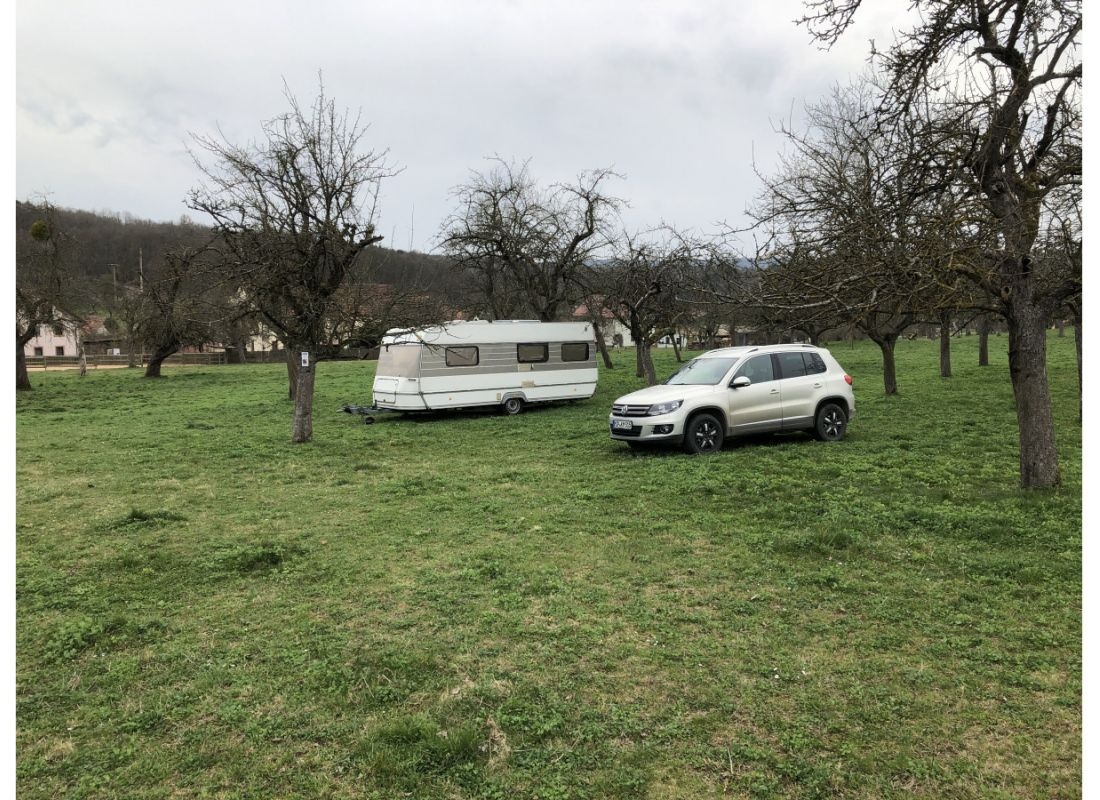 Ruhige Streuobstwiese am fränkischem Marienweg — Area di sosta in Karlstadt-Rettersbach