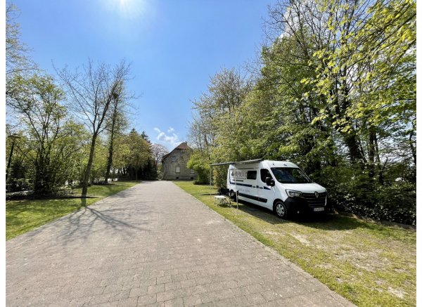 Entspannter Stellplatz unter Bäumen in Borgentreich