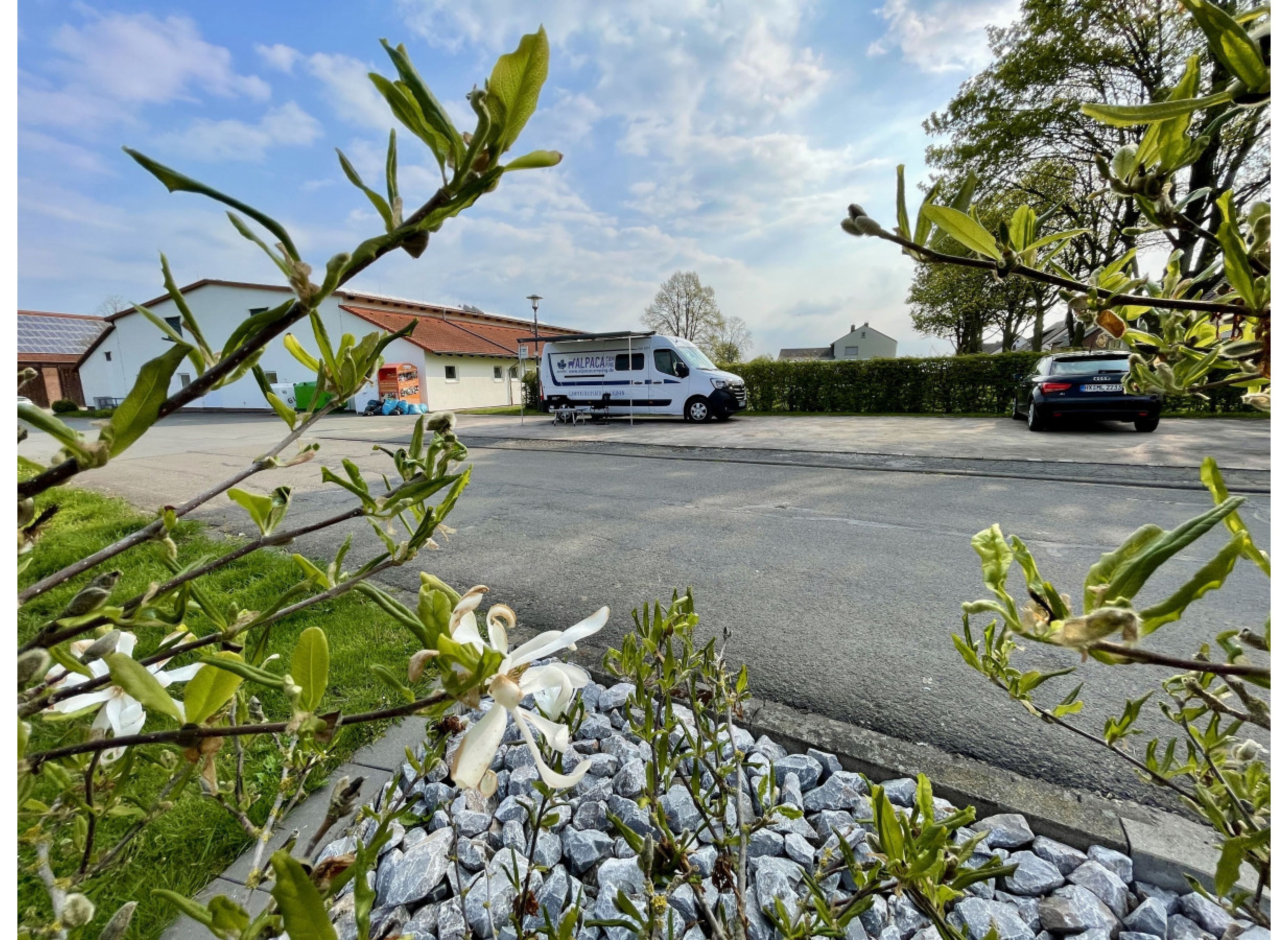 Ruhiger Stellplatz hinter der Ederhalle — Sp. parking dla kamperów in Borgentreich