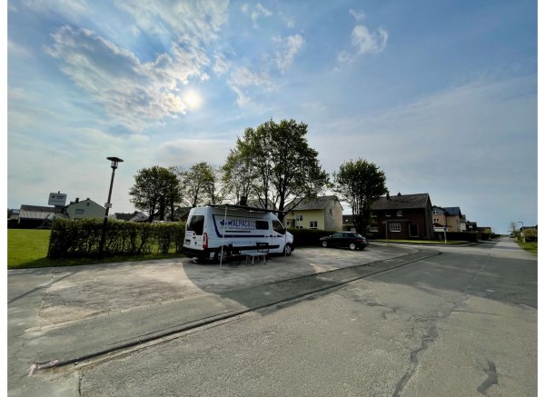 Ruhiger Stellplatz hinter der Ederhalle