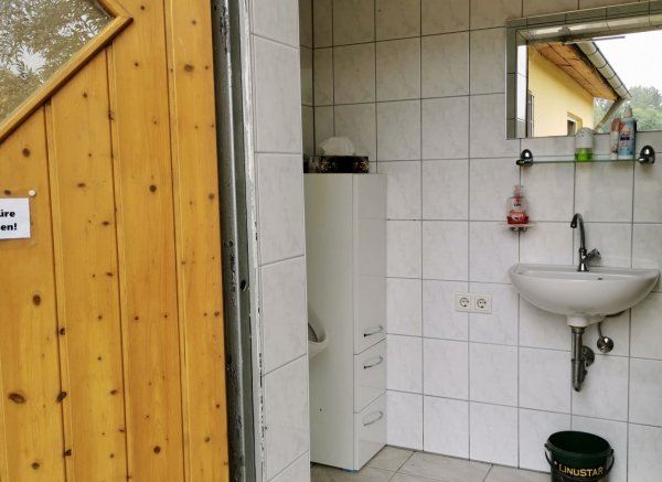 Stellplatz auf ruhig gelegener Wiese direkt am Waldrand #1