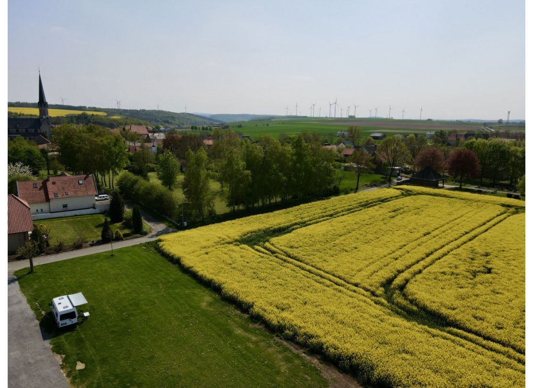 Lagerfeuer und Grillen auf der grünen Wiese — Camperplads in Borgentreich