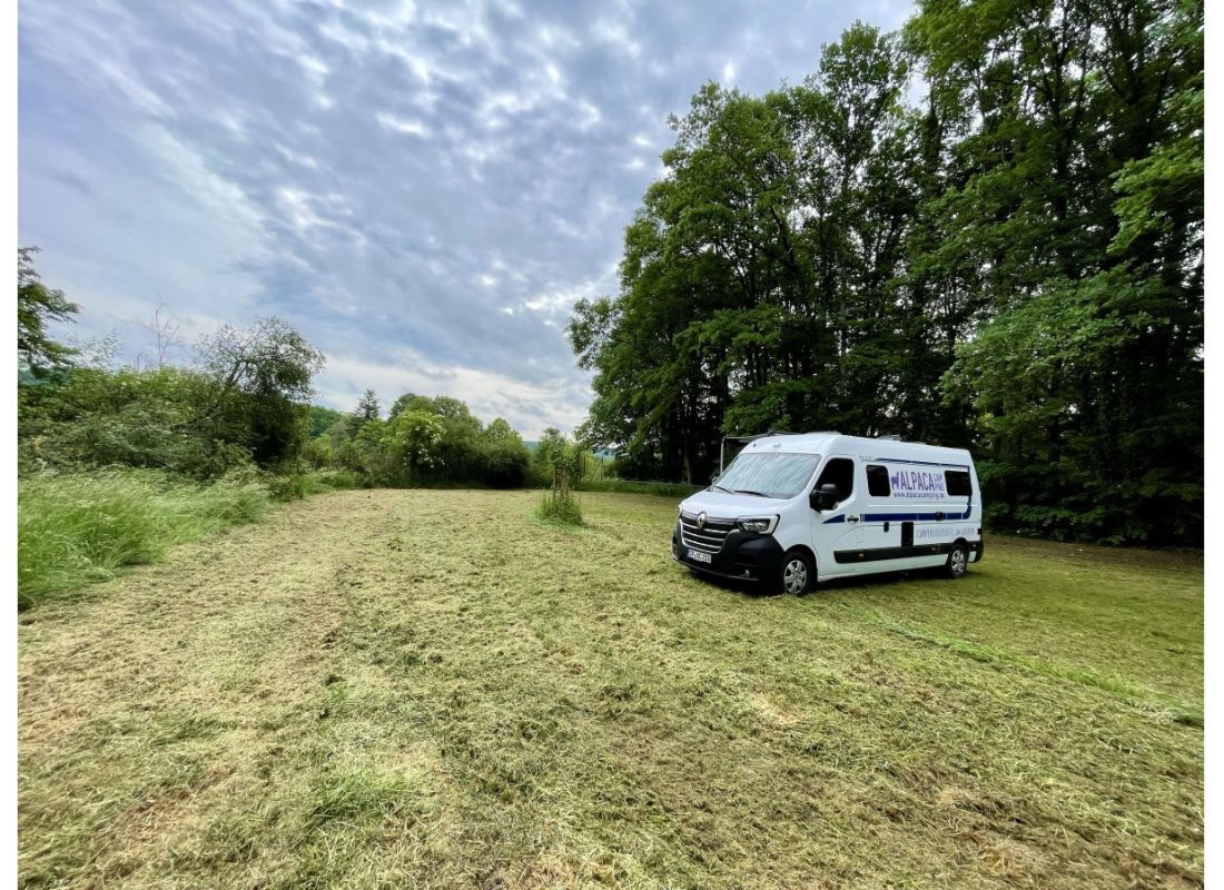 Idyllische Wiese am Grillplatz — Sítio para autocaravanas in Frankelbach