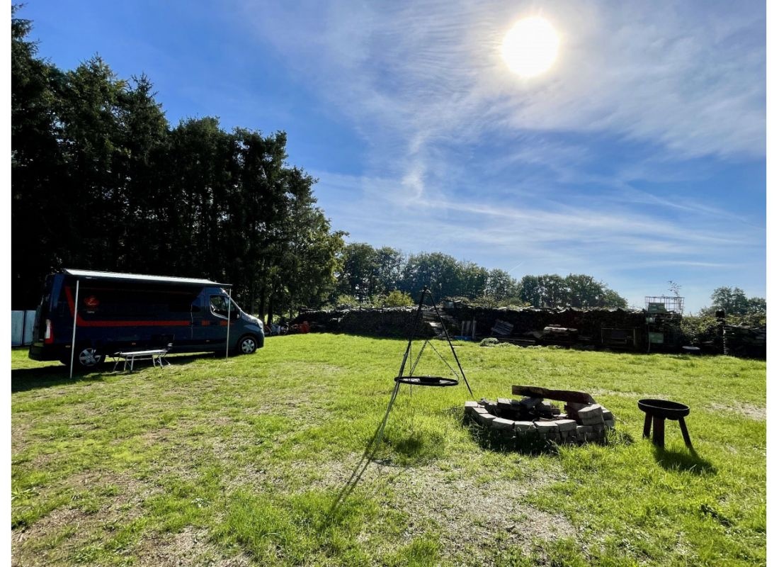 Ruhiger Stellplatz auf Waldlichtung — Campervan Site in Otterberg